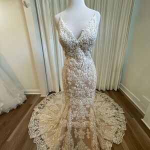 Elegant Lace Wedding Gown Moonlight H1361